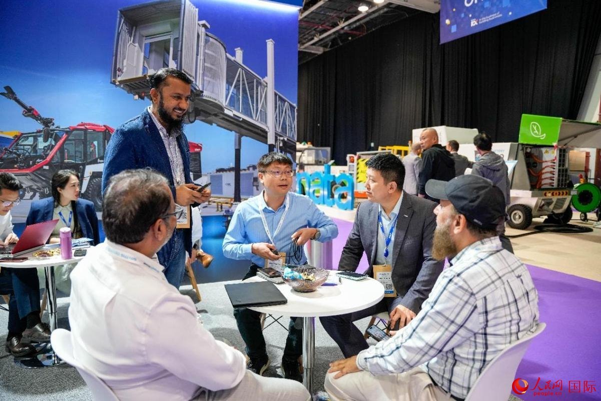 中外商家在交流。人民網(wǎng)塔里克·易卜拉欣攝