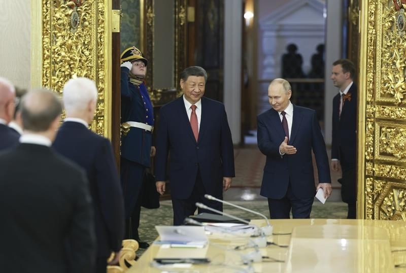 △當(dāng)?shù)貢r間5月8日，俄羅斯總統(tǒng)普京同習(xí)近平主席在莫斯科克里姆林宮舉行會談。這是兩國元首步入會場。