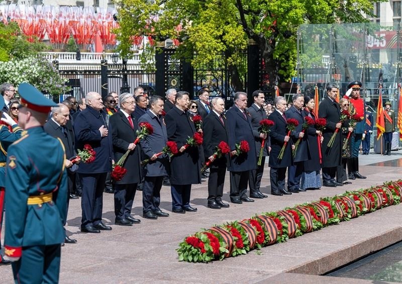 △當(dāng)?shù)貢r間5月9日，紀(jì)念蘇聯(lián)偉大衛(wèi)國戰(zhàn)爭勝利80周年慶典結(jié)束后，習(xí)近平主席同其他國家領(lǐng)導(dǎo)人一起從紅場來到亞歷山大花園，向無名烈士墓獻花，并肅立默哀。