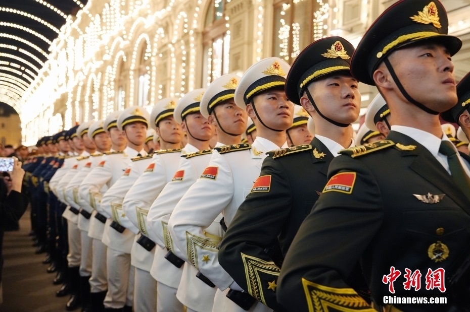 當?shù)貢r間5月3日晚，俄羅斯首都莫斯科，俄羅斯紀念衛(wèi)國戰(zhàn)爭勝利80周年閱兵式第二次彩排，中國人民解放軍儀仗司禮大隊震撼亮相，受到華僑華人、留學生和當?shù)孛癖姛崃覛g迎。中新社記者 田冰 攝