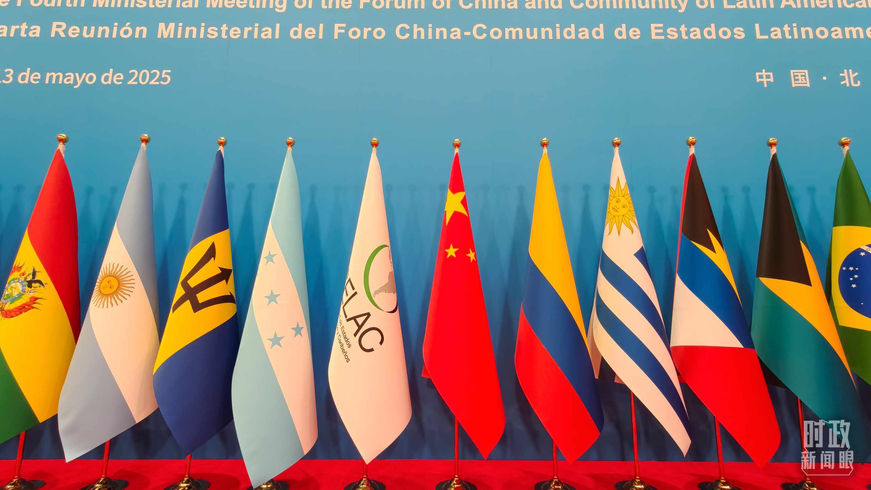 開幕式現(xiàn)場的旗陣。（總臺央視記者陸泓宇拍攝）