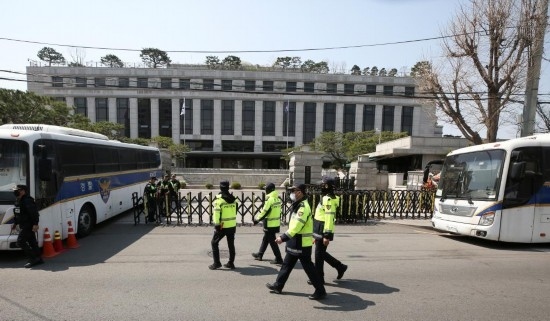 4月3日，在韓國(guó)首爾，警察在韓國(guó)憲法法院前執(zhí)勤。新華社記者姚琪琳攝