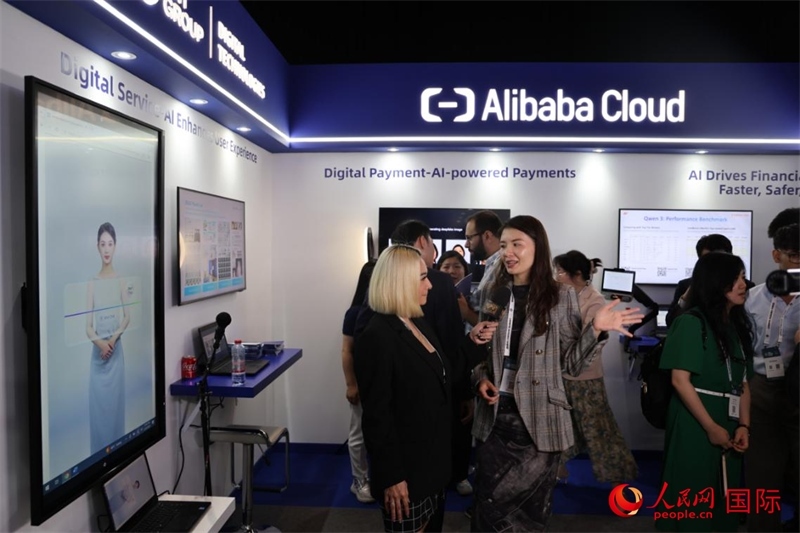 當?shù)孛襟w在2025迪拜金融科技峰會的一家中資企業(yè)展廳采訪，張志文攝