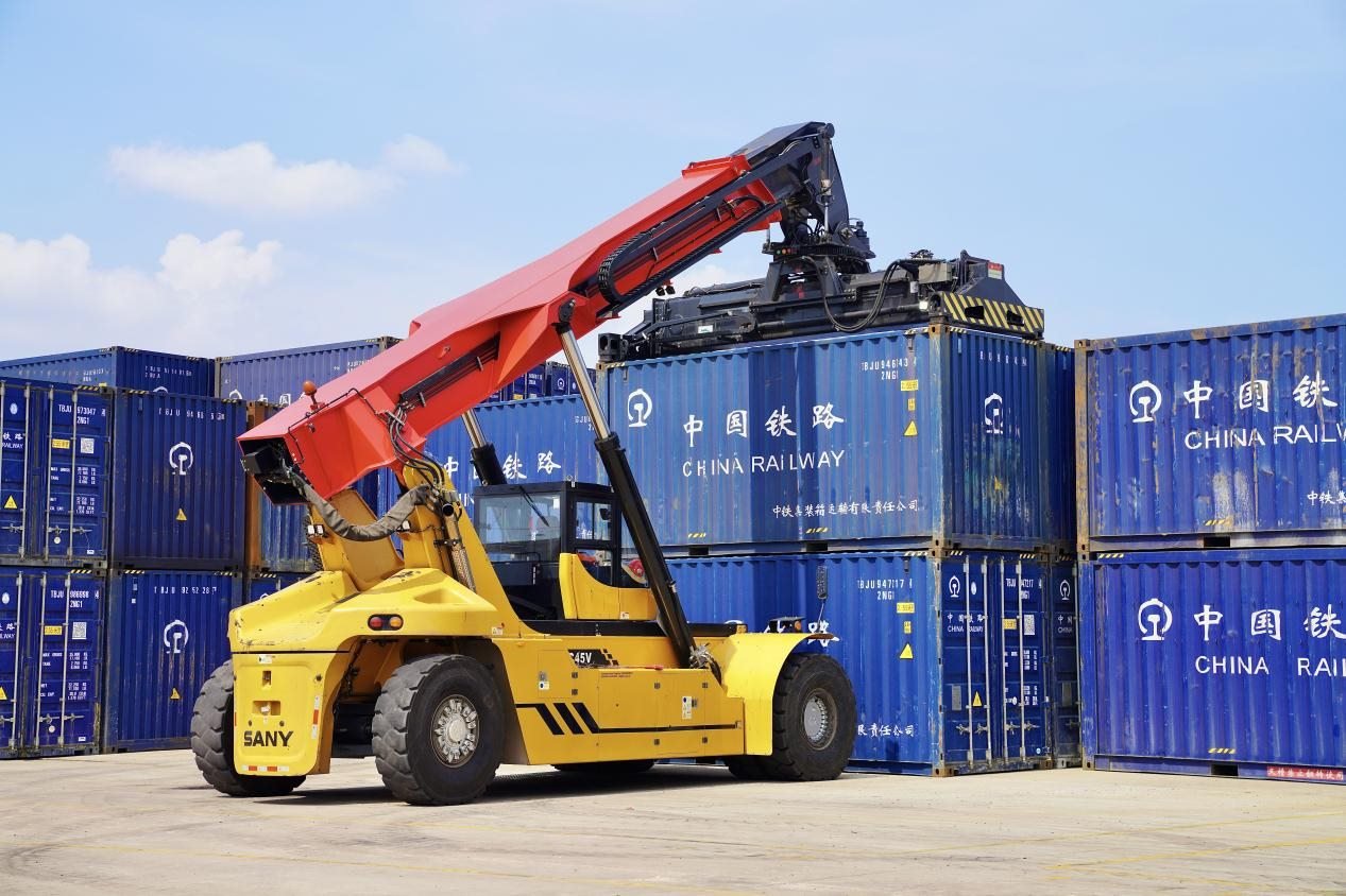 在中老鐵路萬象南鐵路貨運(yùn)口岸站，起重機(jī)正在吊裝集裝箱。劉瑩嘉攝