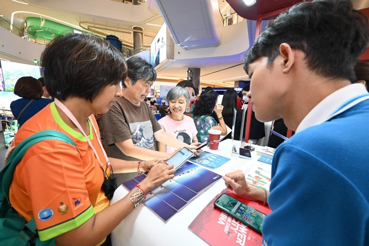 游客在航空公司展臺前了解機票優(yōu)惠活動。主辦方供圖