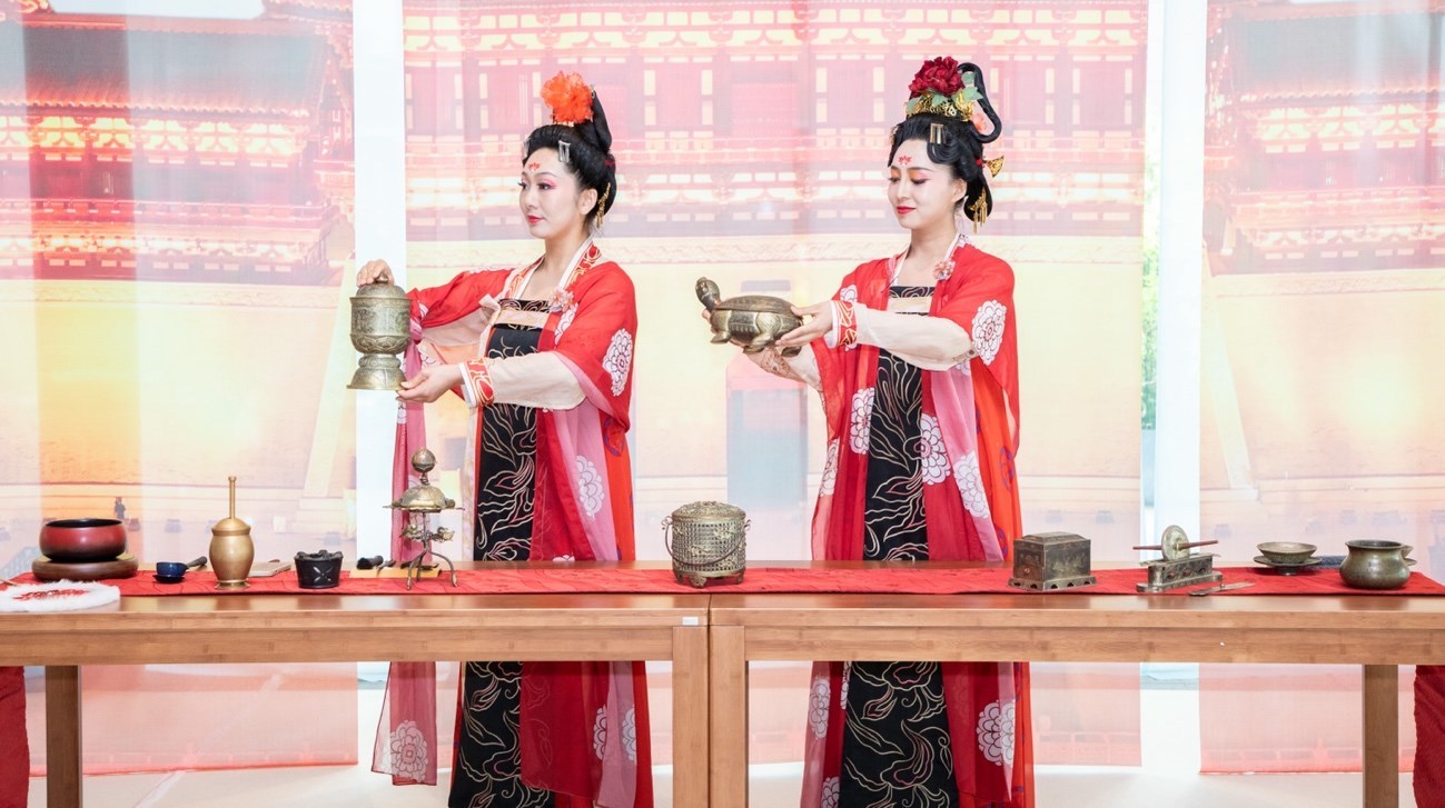 法門寺地宮出土文物一比一復刻的宮廷茶器。中國駐大阪旅游辦事處供圖