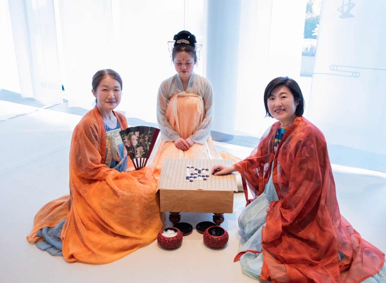 日本客人體驗漢服。中國駐大阪旅游辦事處供圖