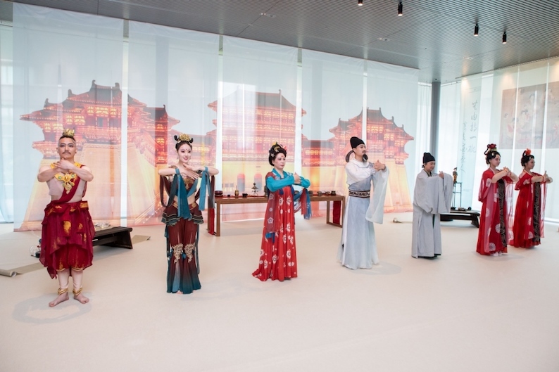 眾人行唐代插手禮。中國駐大阪旅游辦事處供圖