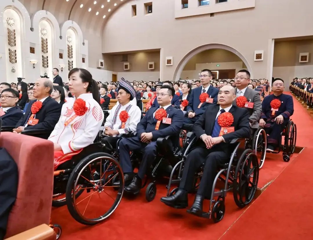 2025年5月16日，第七次全國自強模范暨助殘先進(jìn)表彰大會在北京召開。大會表彰了200名“全國自強模范”、200個“全國殘疾人工作先進(jìn)集體”和60名“全國殘疾人工作先進(jìn)個人”。