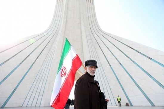 2月10日，在伊朗首都德黑蘭阿扎迪廣場，民眾參加紀念伊朗伊斯蘭革命勝利46周年集會。新華社記者沙達提攝