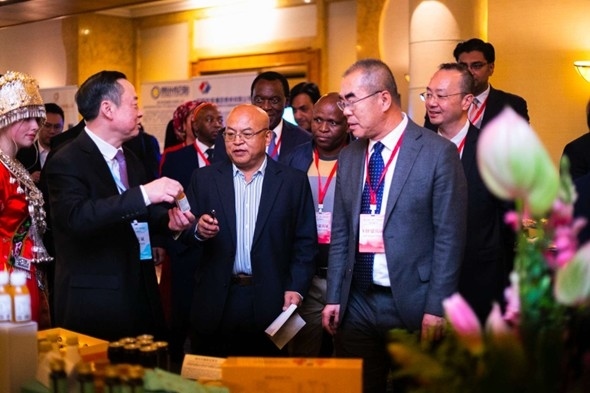 與會嘉賓走訪特色展臺。南非貴州商會供圖