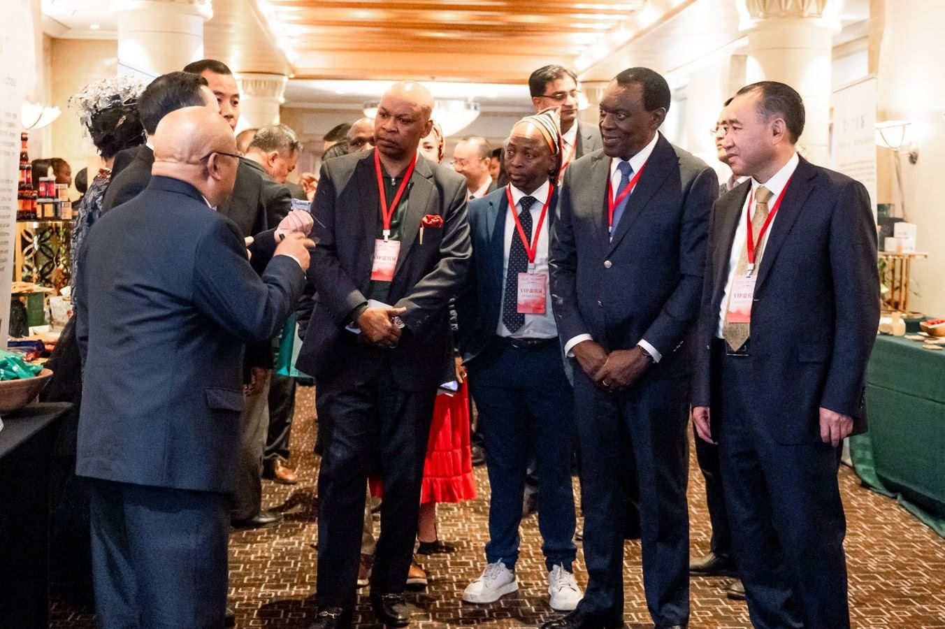 與會嘉賓走訪展臺。南非貴州商會供圖