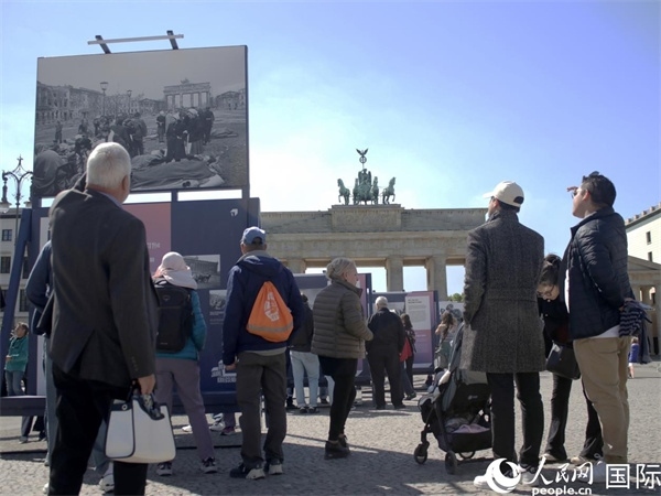 圖為勃蘭登堡門(mén)前，市民們?cè)趨⒂^歷史圖片展。人民網(wǎng) 肖晶攝