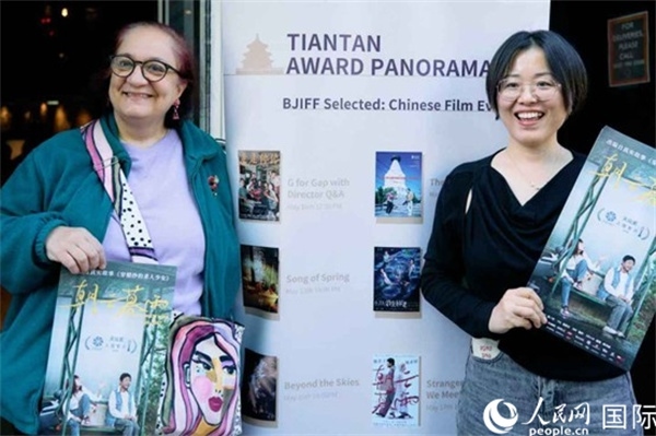 《朝云暮雨》放映前，觀眾前同主辦方互動(dòng)。楊浩鵬攝