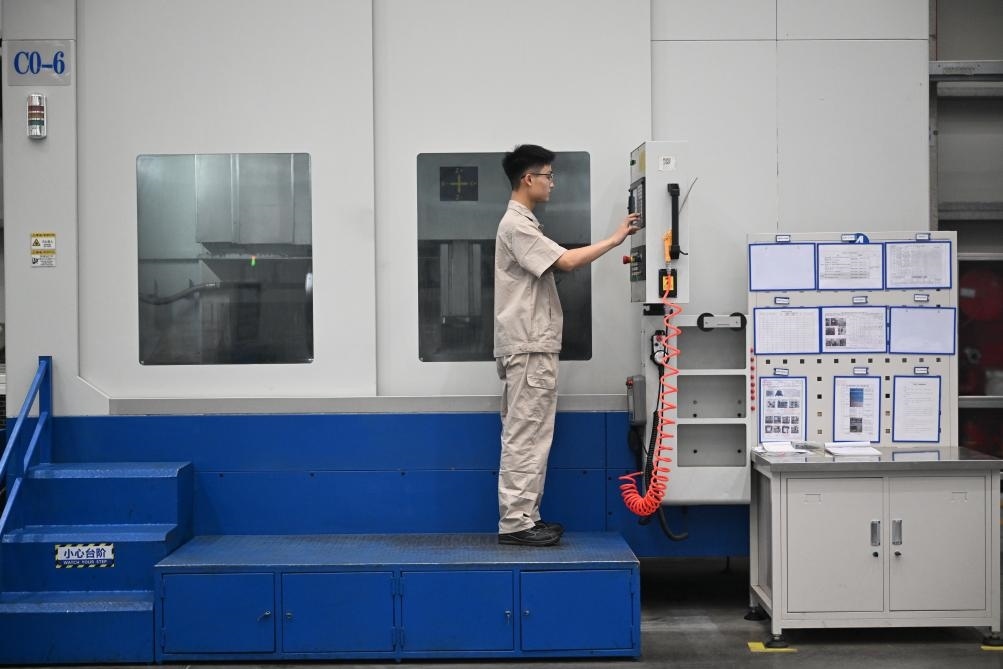 近日，工人在洛陽軸承集團(tuán)股份有限公司的智能生產(chǎn)線上作業(yè)。新華社記者 李嘉南 攝