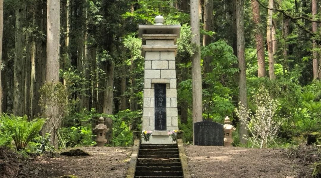 福島縣豬苗代町中國(guó)殉難勞工慰靈碑修繕完工暨植樹祭掃儀式舉行。中國(guó)駐新潟總領(lǐng)館供圖