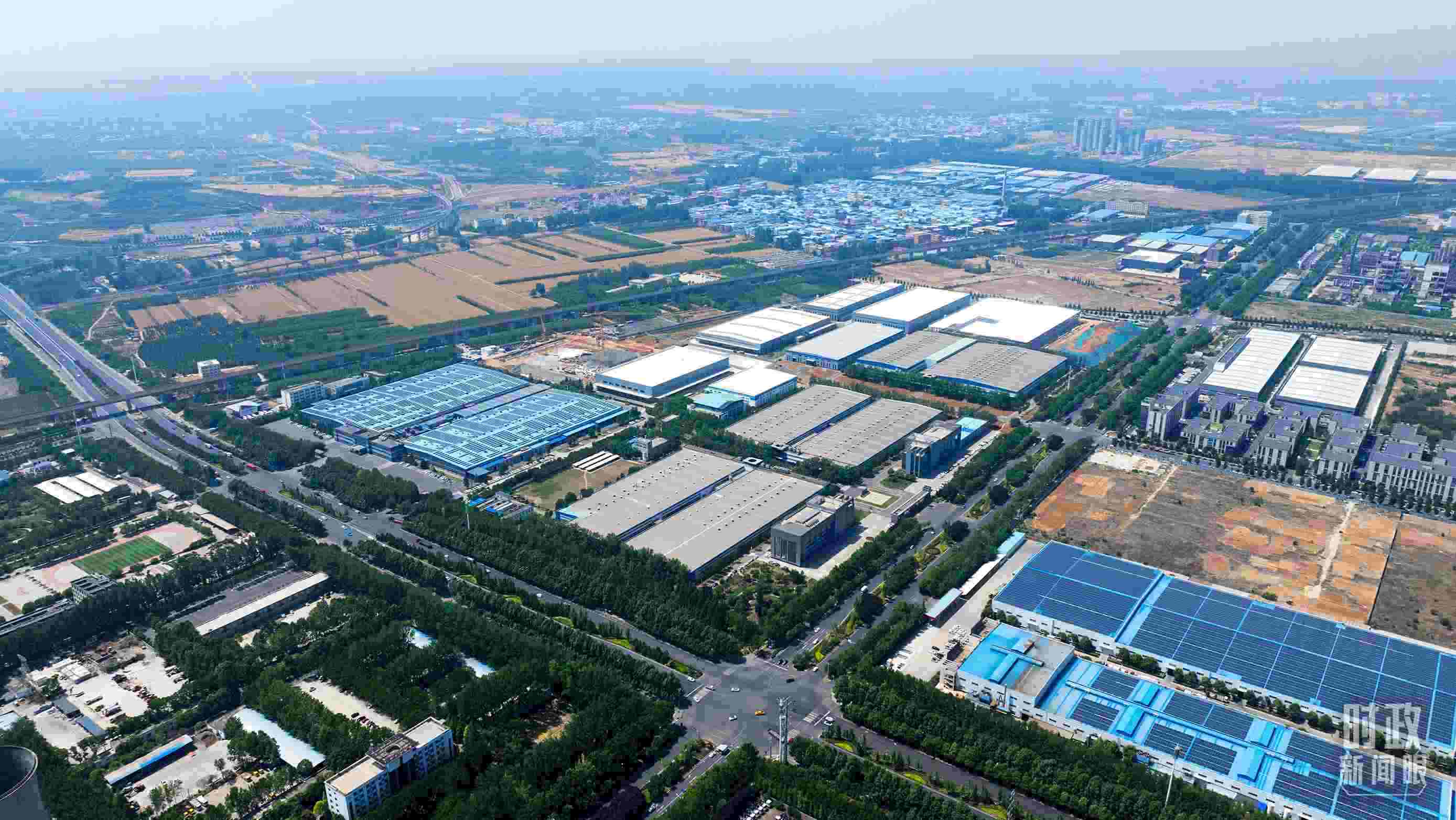 △俯瞰洛陽(yáng)軸承集團(tuán)股份有限公司。（總臺(tái)央視記者范凱拍攝）