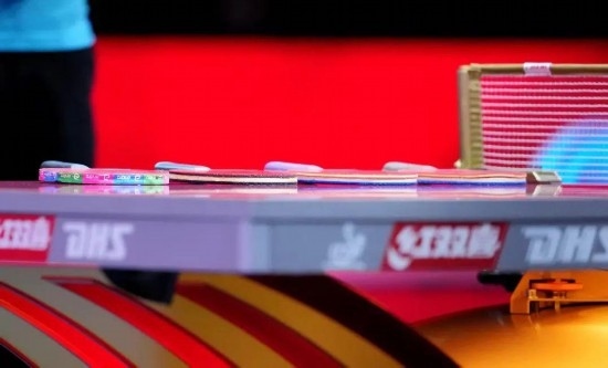 王楚欽的球拍為最右側(cè)那支。