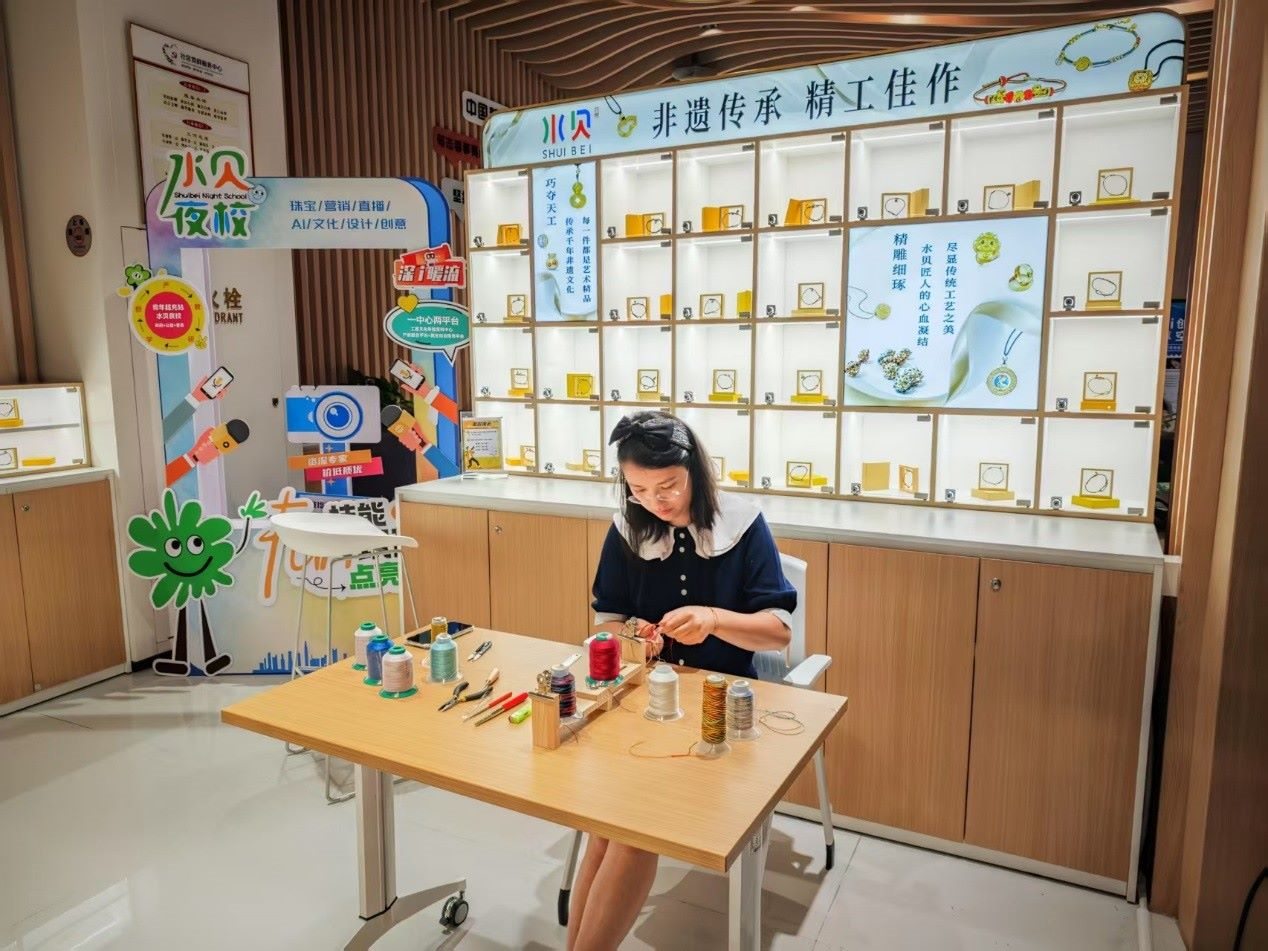 水貝夜校學(xué)員正在展示手工編繩過(guò)程。人民網(wǎng) 肖聰聰攝