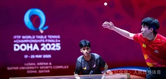 5月17日，王楚欽在比賽中發(fā)球。