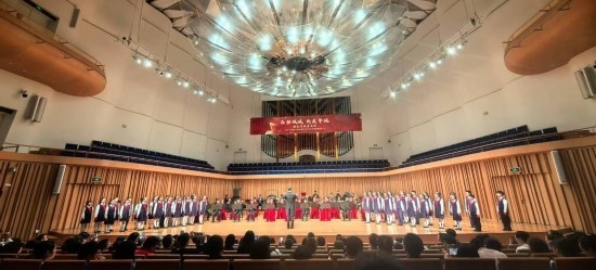 重慶大學(xué)城樹人小學(xué)校管樂團參加比賽。