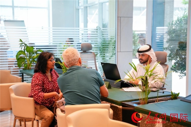 在阿治曼自由區(qū)一站式服務(wù)中心內(nèi)，工作人員為客商辦理業(yè)務(wù)。人民網(wǎng) 塔里克·易卜拉欣攝