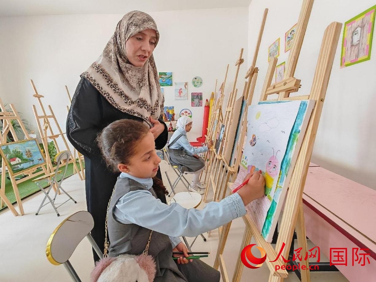 阿爾穆塔?阿里卡特國際學(xué)校的學(xué)生在美術(shù)室上課。人民網(wǎng)記者 管克江攝