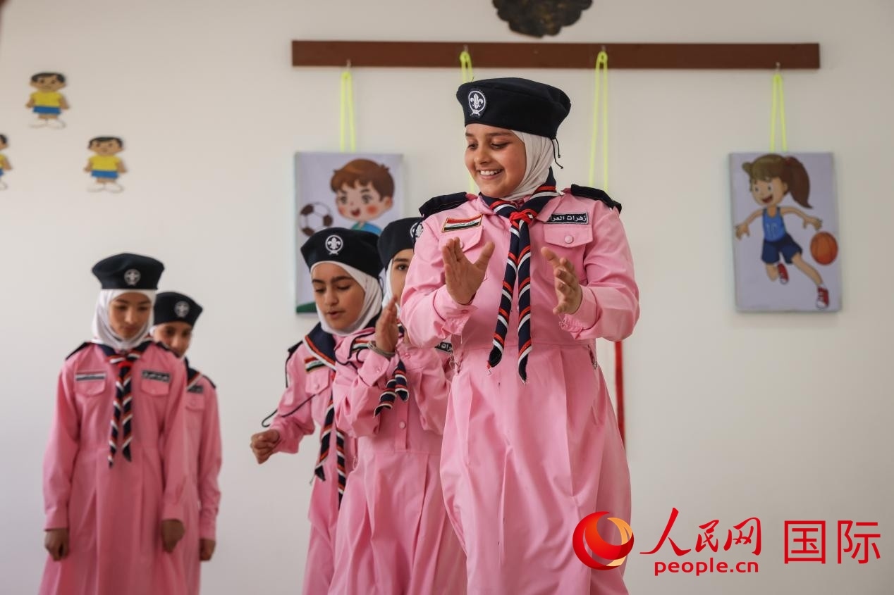 阿爾穆塔?阿里卡特國際學(xué)校的學(xué)生在展示課間活動(dòng)。人民網(wǎng)記者 薛丹攝
