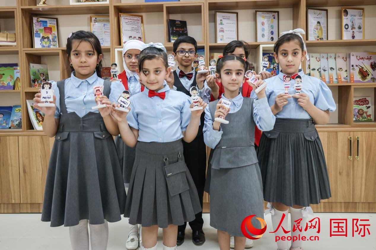 阿爾穆塔?阿里卡特國際學(xué)校的學(xué)生在圖書室上課。人民網(wǎng)記者 薛丹攝