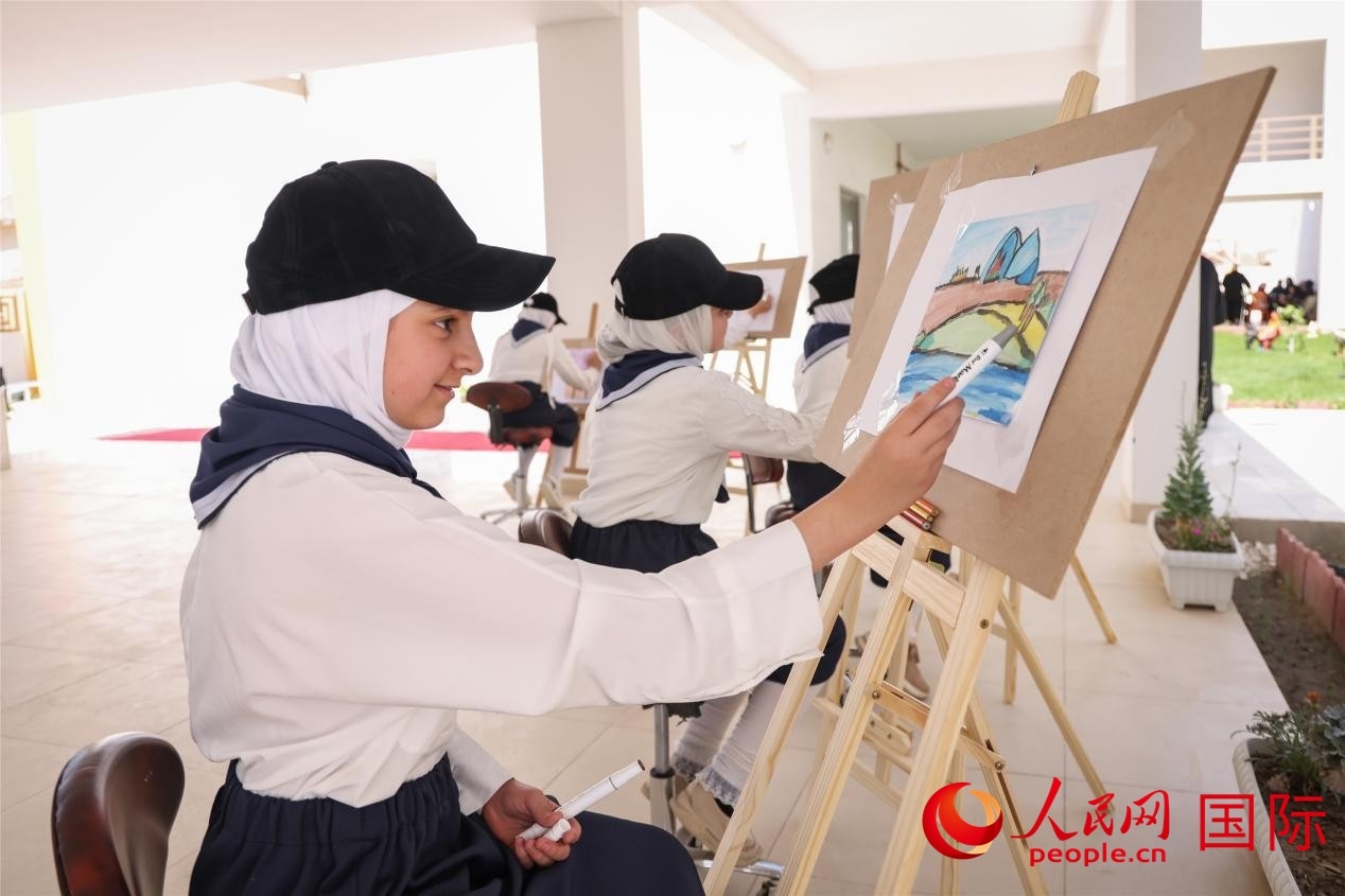 圖為阿爾·圖拉女子學校學生在上美術(shù)課。人民網(wǎng)記者 薛丹攝