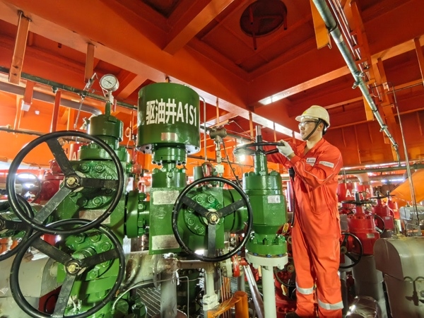 生產(chǎn)人員正在打開(kāi)二氧化碳驅(qū)油井采油樹(shù)閥門(mén)。受訪者供圖