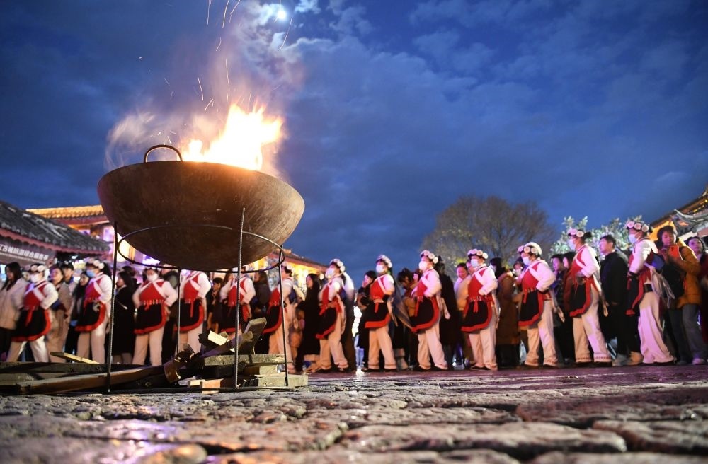 2025年1月11日，游客和居民在麗江古城打跳游玩。（趙慶祖攝）