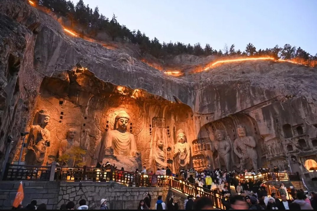 游客在龍門石窟參觀游覽。