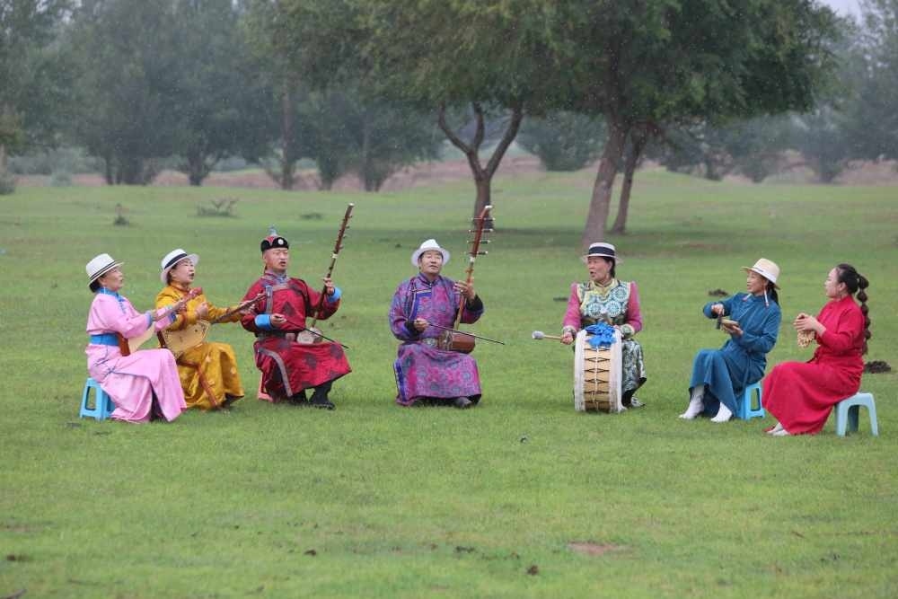 2024年7月16日，《格薩（斯）爾》史詩說唱傳承人在內(nèi)蒙古赤峰市巴林右旗戶外表演。（胡斯楞攝）