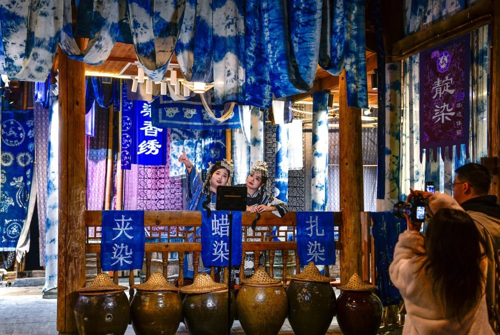 2025年3月17日，游客在貴州省黎平縣肇興侗寨里留影。新華社記者楊文斌 攝