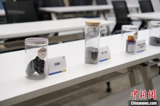 5月20日，浙大高分子科學與工程學系內(nèi)擺放著石墨礦等。 曹丹 攝