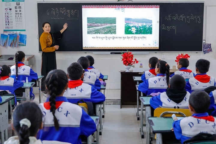 2024年9月27日，在四川省甘孜藏族自治州道孚縣城關第一完全小學，采取“藏加模式”教學的五年級一班的藏語文課上，準木周老師指導藏族學生以家鄉(xiāng)草原風物為主題寫作藏語文作文。新華社記者 沈伯韓 攝
