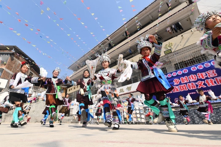 2025年3月25日，廣西柳州市融水苗族自治縣桿洞鄉(xiāng)中心小學學生在跳蘆笙踩堂舞。新華社記者 黃孝邦 攝