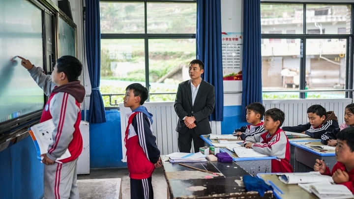 2024年11月21日，在地處烏蒙山區(qū)的貴州省六盤水市水城區(qū)亮巖小學，學生在供暖的教室內學習。新華社記者 陶亮 攝