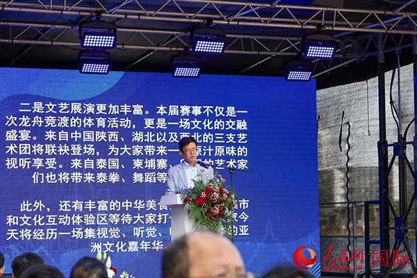 中國駐法蘭克?？傤I(lǐng)事黃昳揚(yáng)在致辭中對龍舟賽表示熱烈祝賀。人民網(wǎng) 依琳攝