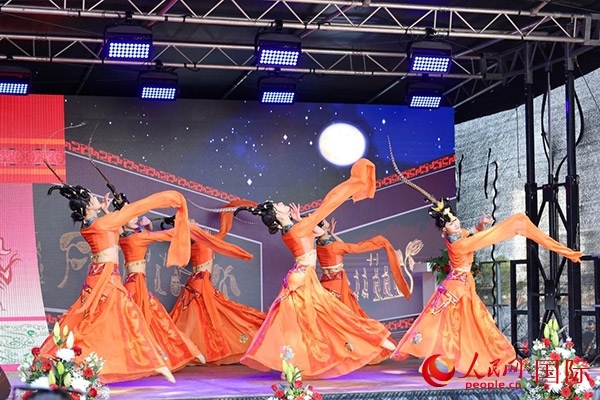 美因河畔的舞臺上中國傳統(tǒng)舞蹈精彩上演。人民網(wǎng) 依琳攝