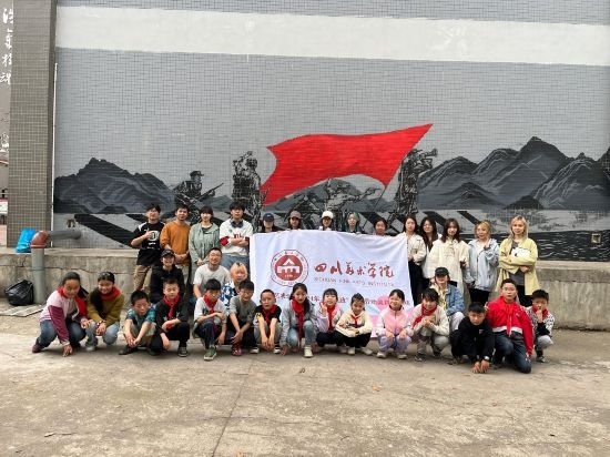 “行動(dòng)中的課堂：探尋茶馬古道紅色印記”工作坊與當(dāng)?shù)匦W(xué)生共同創(chuàng)作主題壁畫。