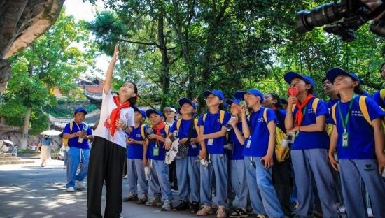 石刻小導游稅明潔為西藏小朋友志愿解說。