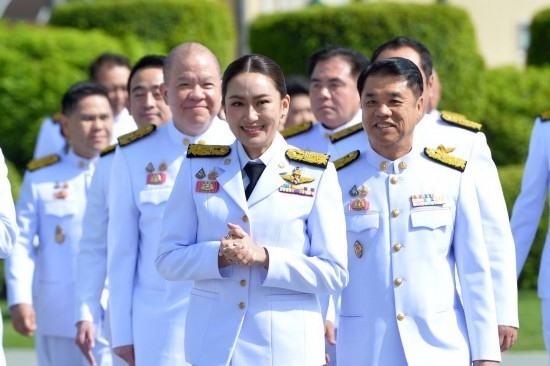 2024年9月7日，泰國總理佩通坦·欽那瓦（前中）及新一屆內閣成員在位于首都曼谷的總理府與媒體見面。新華社發(fā)（拉亨攝）