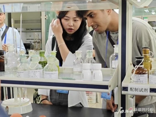 5月26日，2025上合組織國家媒體合作論壇嘉賓參觀新奇康藥業(yè)股份有限公司實驗室。石榴云/新疆日報記者 宋海波攝