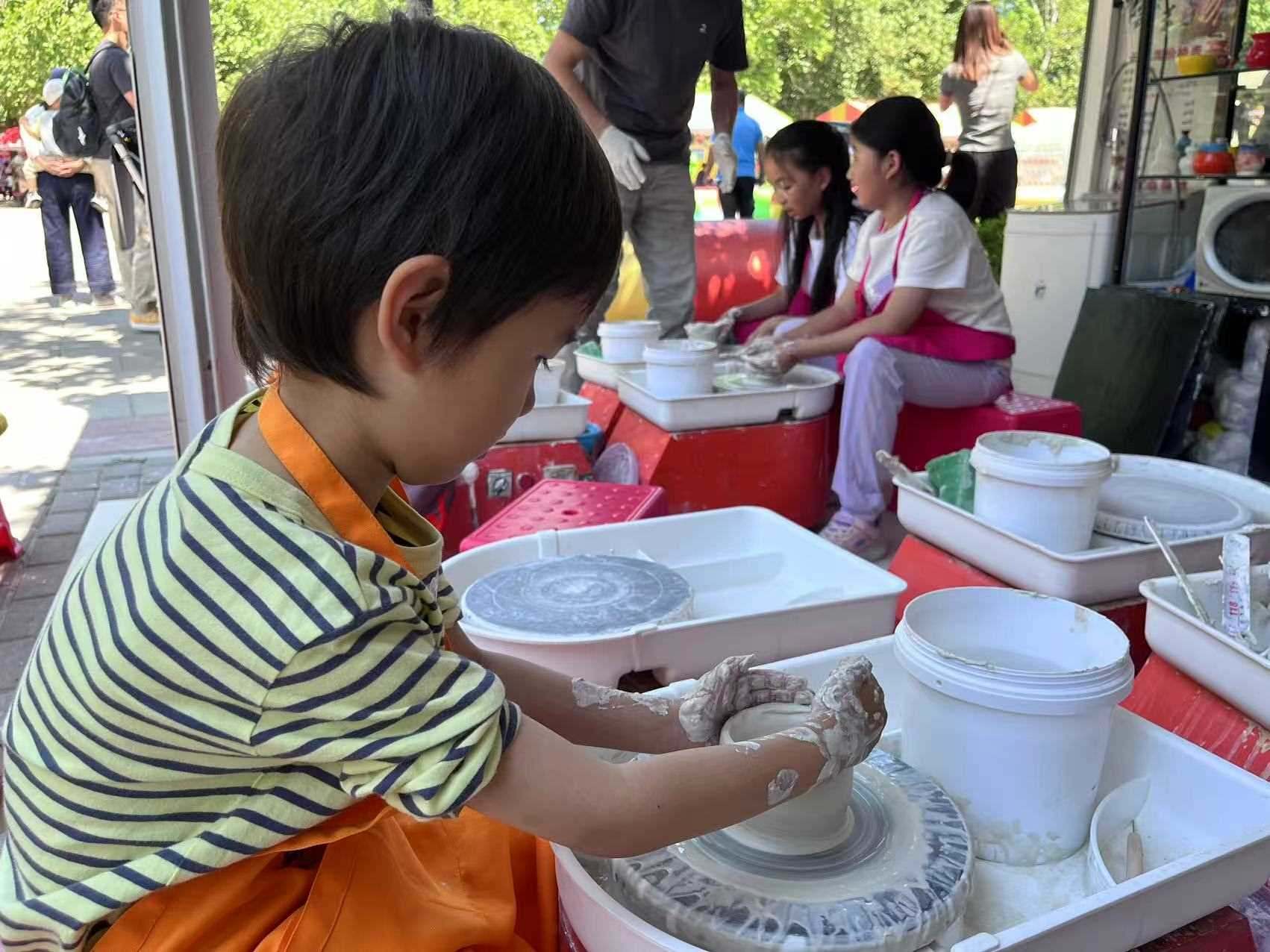 “小”游客在體驗(yàn)陶藝制作。人民網(wǎng)記者 李楠樺攝