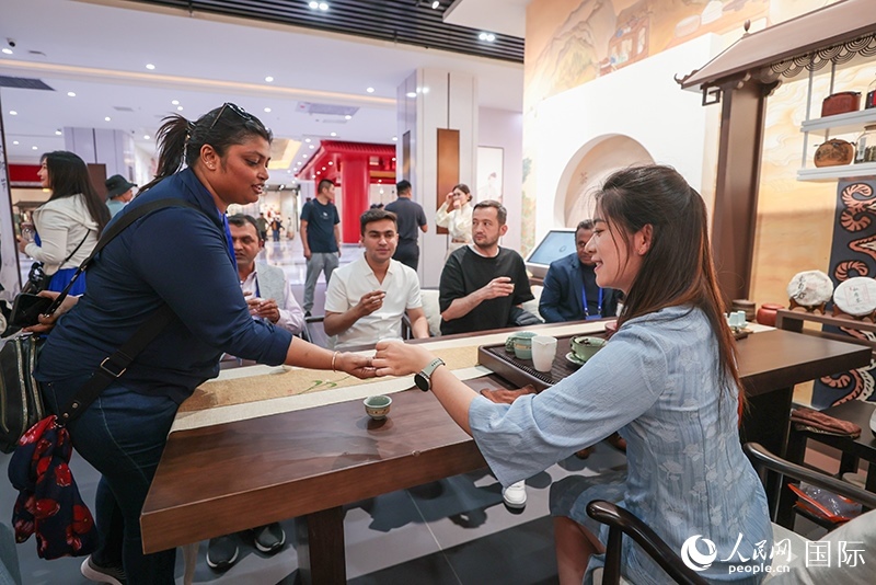 5月25日，外國媒體人在霍爾果斯國際邊境合作中心中國文化館參觀。人民網(wǎng)記者 張武軍攝