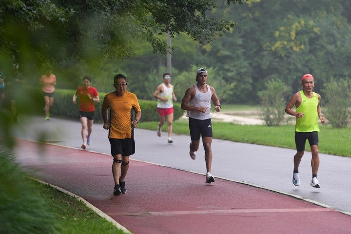 2024年7月14日，市民在北京中軸線延長線上的奧林匹克森林公園運動鍛煉。