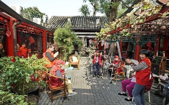 2024年10月12日，鐘樓灣胡同的老年人在社區(qū)內(nèi)的四合院養(yǎng)老驛站休閑。2017年起，北京市先后開展了兩輪背街小巷環(huán)境整治提升行動，完整保留了中軸線生活建筑群的歷史信息，并根據(jù)居民的生活和居住方式進行適配化的更新和改造，極大地改善了生活環(huán)境。2023年鐘樓灣胡同被評為“北京最美街巷”。