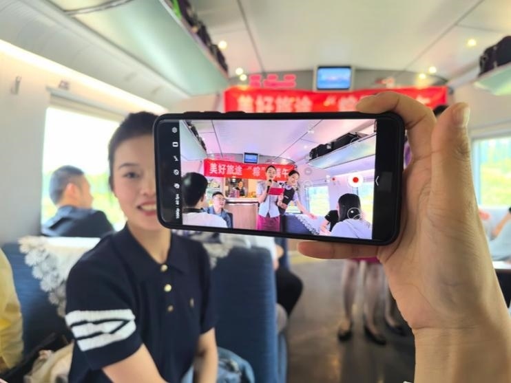 在活動中，旅客紛紛舉起手機拍攝。顏笑攝